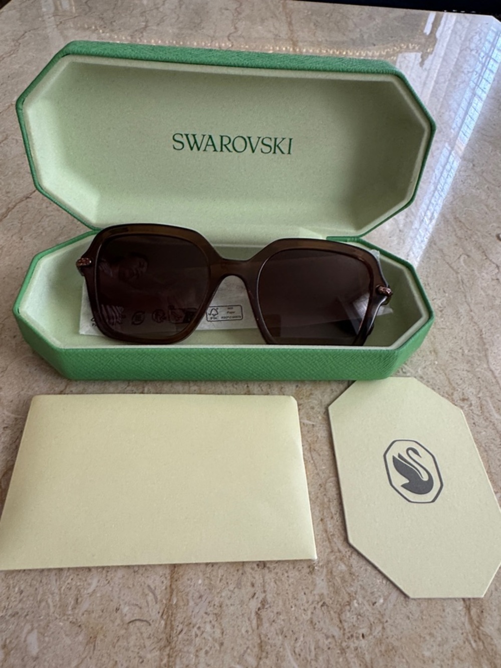 NEW Sunglasses
Square shape, Brown